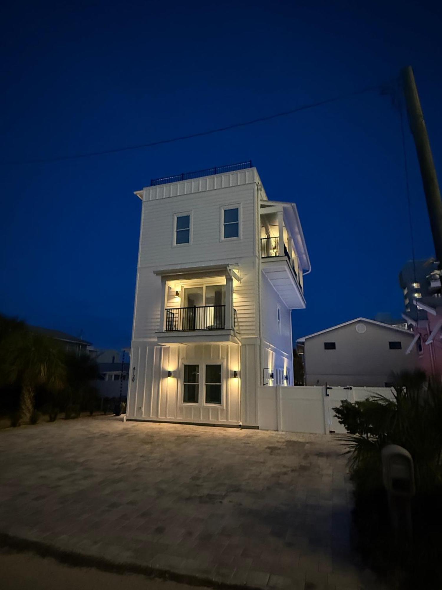 Sunrise Terrace - Pool, Beach Access, Rooftop Deck Holiday home